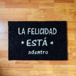 felpudos-divertidos-la-felicidad-esta-adentro-V2-500×500-1