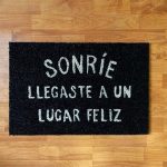 felpudos-divertidos-sonrie-llegaste-lugar-feliz-500×500