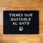 felpudos-divertidos-tienes-que-gustarle-gato-500×500