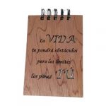 libreta-madera-mediana-la-vida-te-pondraóbstaculos-500×500-1