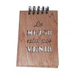 libreta-madera-mediana-lo-mejor-esta-por-venir-500×500-1